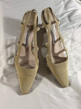 Manolo Blahnik Pale Yellow Suede Pointed Slingback Pumps